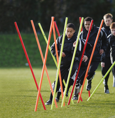 Slalomové tyče a základny pro trénink obratnosti