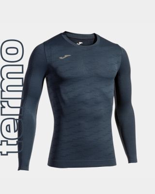 Věděli jste, že správná první vrstva může zvýšit tepelný komfort až o 30 %? ✅ Termo tričko Joma Classic Long je lehké,...